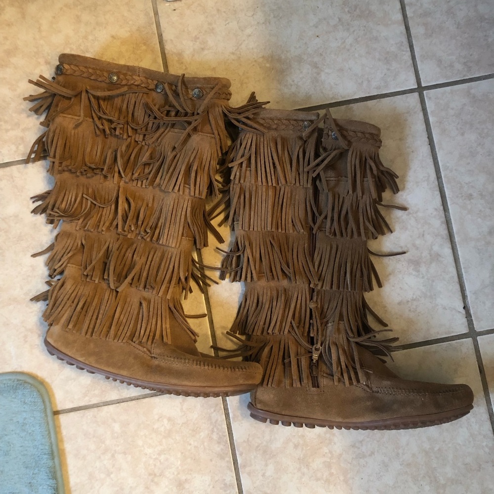 Minnetonka boots size 10